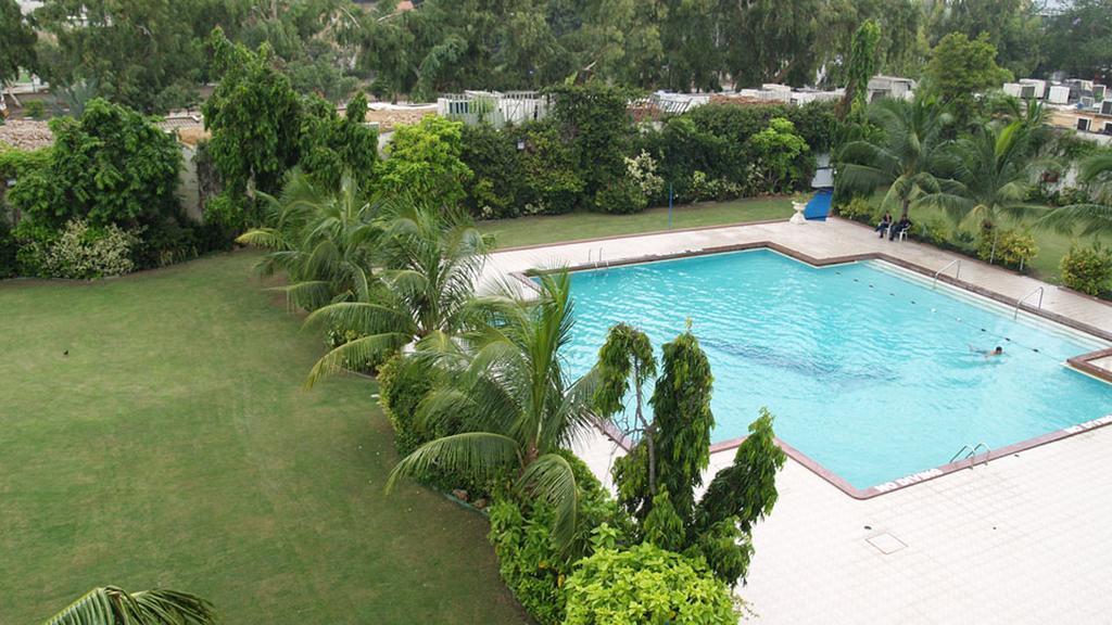 卡拉奇阿瓦里塔酒店 外观 照片 Swimming pool at the club