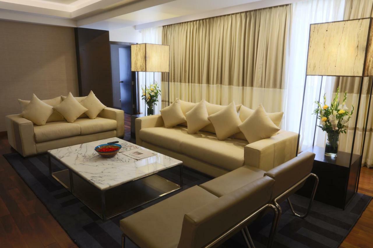 卡拉奇阿瓦里塔酒店 外观 照片 A living room in a suite at the Mandarin Oriental, Kuala Lumpur